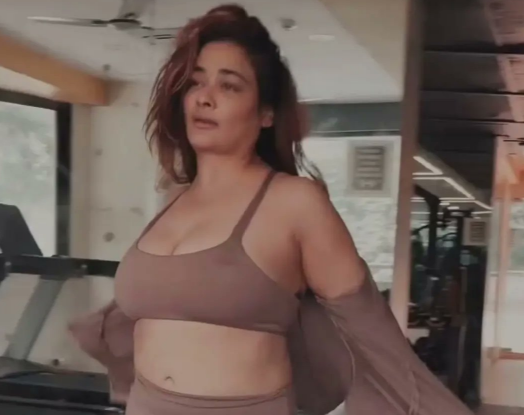 என்ன ஒரு கண்குல்லா  காட்சி நடிகை கிரண் செய்யும் வேலையை பாருங்க