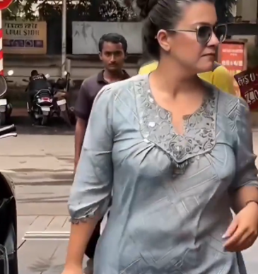 ரோட்டுல நடந்து போகும்போது இப்படியா செய்வீங்க எல்லாரும் உங்களை தான் பாக்குறங்க